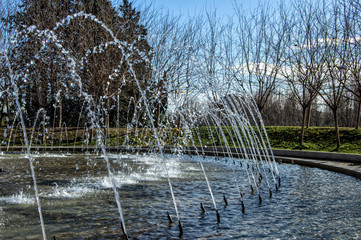 Chorros de fuente/ chorros de una fuente en un parque de Madrid. España