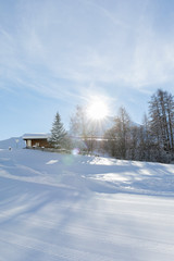 Fototapeta na wymiar Eingeschneite Berghütte