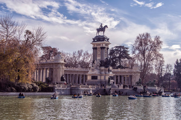Fototapeta na wymiar Estanque del parque del Buen Retiro/ imagen del del estanque del parque del Buen Retiro con el monumento a Alfonso XII en Madrid. España