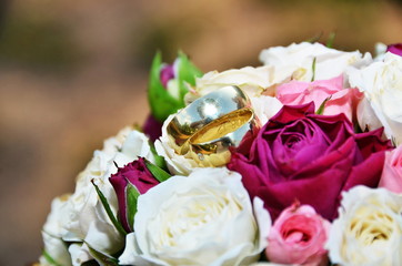 wedding rings  on wedding  bouquet 