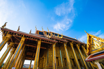 Fototapeta premium Temple of emerald buddha with blue sky cloud travel sightseeing in Bangkok
