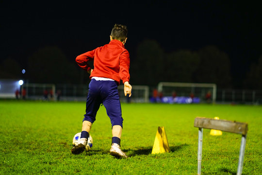 Allenamento Giovanissimi campo di calcio in notturna palla ostacolo 