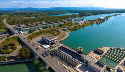 Fototapeta na wymiar Wasserkraftwerk und Staustufe Iffezheim