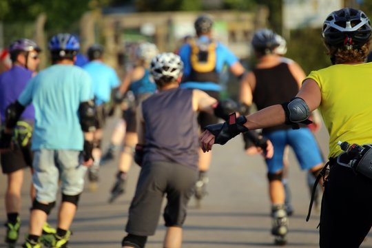 Gruppe von Inlineskatern in der Abendsonne