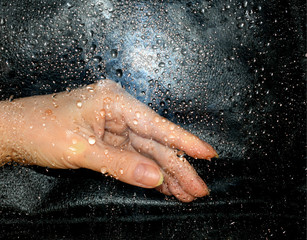 Obraz na płótnie Canvas hand in water