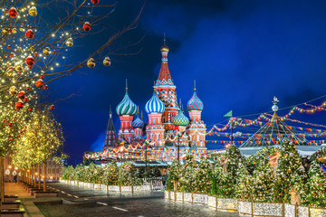 Obraz premium Собор Василия Блаженного накануне Нового года St. Basil's Cathedral and Christmas decorations on trees