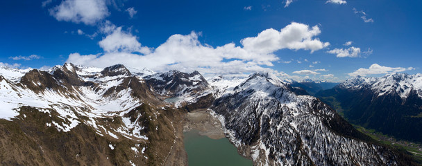 Fototapeta premium Widok z lotu ptaka na jeziorze Ritom i górach