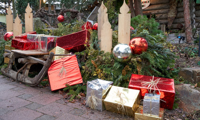 Weihnachtliche Gartendekoration mit Pakete und Päckchen in rot und silber