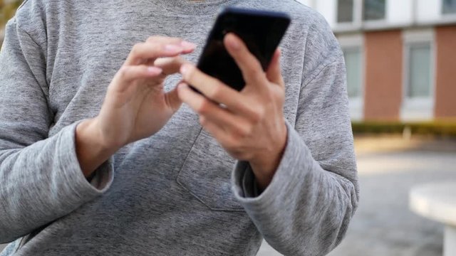 スマートフォンを操作する人　正面　バストアップ