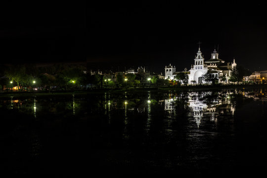 Poblado del Rocio de noche, con la ermita del Rocio iluminada