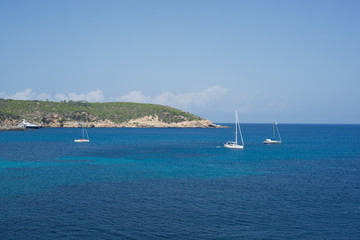 verano en Ibiza . Veleros en el mar