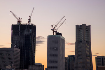 夕暮れの建設現場
