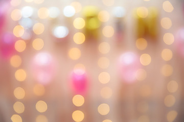 Obraz premium Blurred images of balloons with warm lighting in the conference room for the background