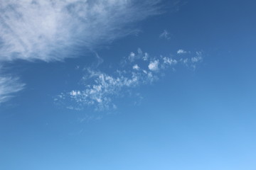 Strukturierter blauer Himmel mit schönem Wolkengebilde