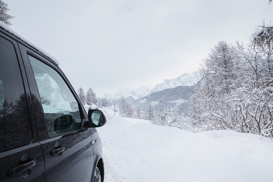 Camping Bus in Winterlandschaft