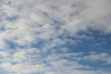Strukturierter blauer Himmel mit schönem Wolkengebilde