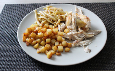 assiette de poulet/pomme de terre/haricot