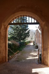 Obraz premium Raixa and the exit to the gardens