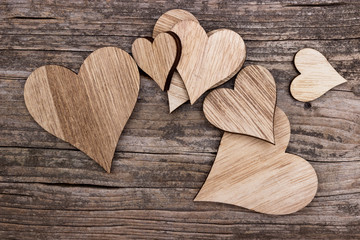 Rustikale Herzen auf einer Holzplatte