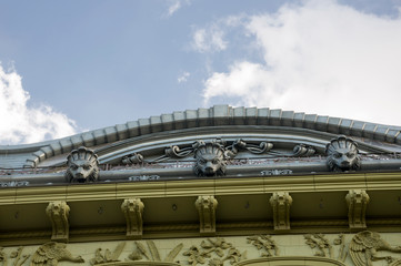 Obraz premium Old city buildings before and after restavration. Ancient windows, roofs, balconies. sculptures, walls 