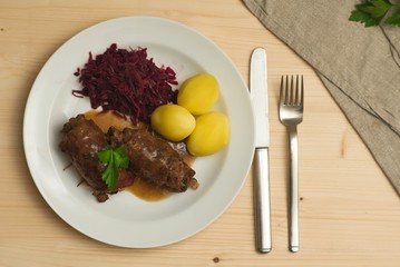 Rinderrouladen mit Rotkohl und Kartoffeln
