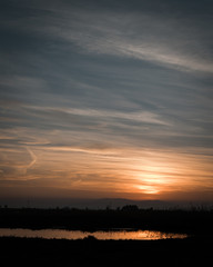Fototapeta premium Imagen del atardecer en los campos de arroz en el Delta del Ebro en Tarragona