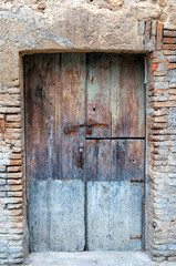 Fototapeta na wymiar old door in the Baresano stone, matera.
