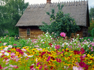 Old house in Kashubian Ethnographic Park in Wdzydze Kiszewskie. Poland. - obrazy, fototapety, plakaty