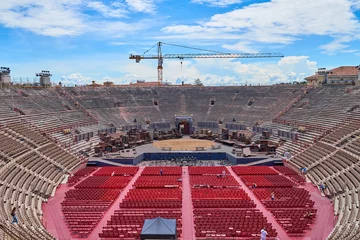 Fotobehang Stadion Binnenkant van de Arena van Verona in Italië / Rode stoelen onder de blauwe lucht in het theater