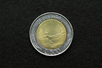 Vorderseite der ehemaligen 500 Lire-Münze aus Italien von 1983