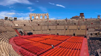 Foto auf Acrylglas Stadion Innerhalb der Arena von Verona in Italien / Rote Sitze unter blauem Himmel im Theater