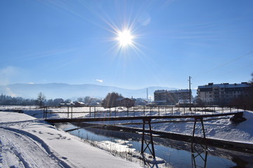 Fototapeta na wymiar Bridge over the river in winter