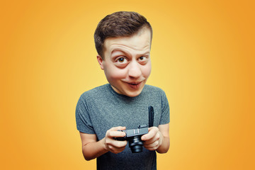 Portrait of a guy funny caricature of a surprised man with a camera in hand on a bright background - obrazy, fototapety, plakaty