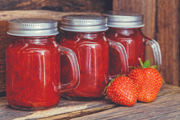 Gläser mit Marmelade im Holzregal