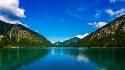 Wunderschöne Berglandschaft am See mit blauem Himmel