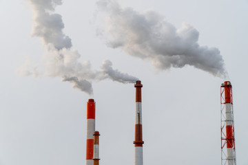 工場の煙突から出る煙（大気汚染　pm2.5）