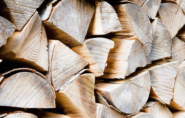 Holz Scheiter aufgeschlichtet in Nahaufnahme Buche mit Grauschimmel