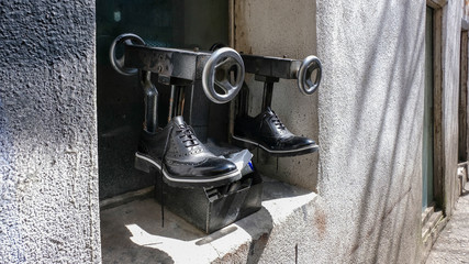 Shoe magnifying machine and black shoes.