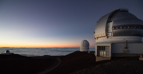 Fototapeta na wymiar Sunset at Mauna Kea Hawaii with view of observatories and a sea of clouds