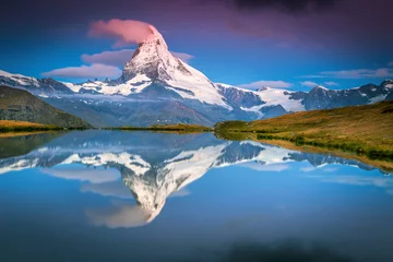 Crédence de cuisine en verre imprimé Cervin Stunning view with Matterhorn peak and Stellisee lake, Valais, Switzerland
