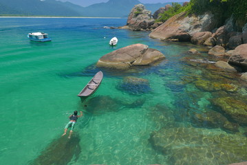 nageur sur le lagon d'ilha grande au Brésil - obrazy, fototapety, plakaty