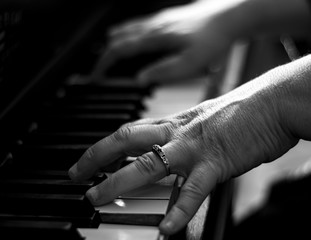 hands playing piano 1