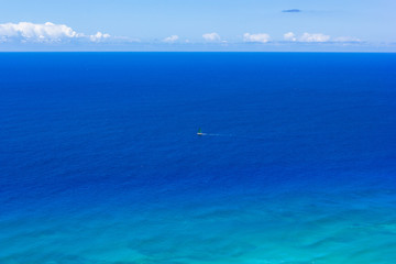 Fototapeta na wymiar einsames Segelboot vor der Küste auf Hawaii, Oahu