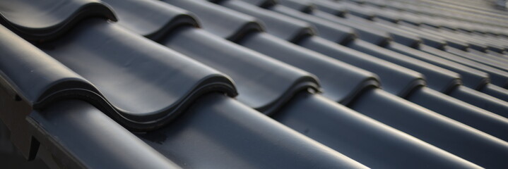 Dachdecker Handwerk Logo liefern für Ziegeldach Haus. Dachdecken in schwarzer Dachziegel Tradition. Ton Ziegel Textur Banner - obrazy, fototapety, plakaty