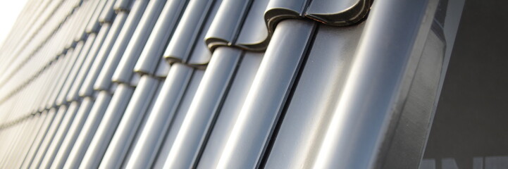 Dachdecker Handwerk Logo für Ziegeldach Haus. Dachdecken mit Dachziegel Tradition. Ton Ziegel Textur Banner