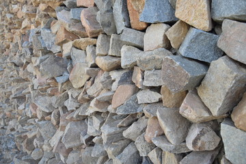 Wall of pointed and irregulars rocks, on perspective.