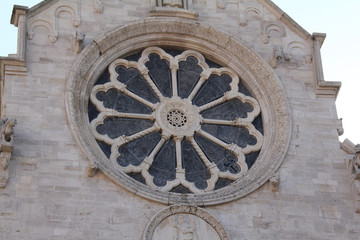Fototapeta na wymiar Cattedrale di Ruvo di Puglia; il rosone in facciata con l'originale decorazione a traforo dei 