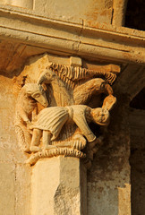 lotta tra rapaci, fiere e un uomo; capitello della loggia dell'abbazia di Santa Maria di Cerrate (Puglie)
