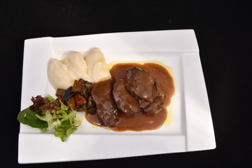 liver with puree and salad