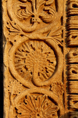 rilievi con motivi floreali; stipite del portale della chiesa dell'Abbazia di Santa Maria di Cerrate (Puglie)